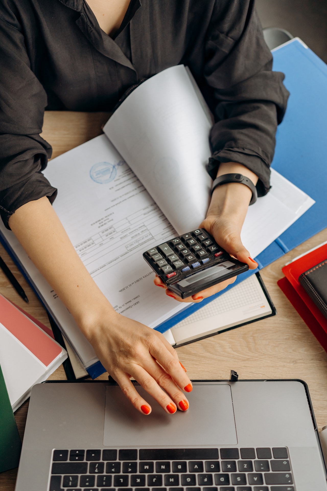 Obliczanie rachunków za pomocą laptopa i kalkulatora